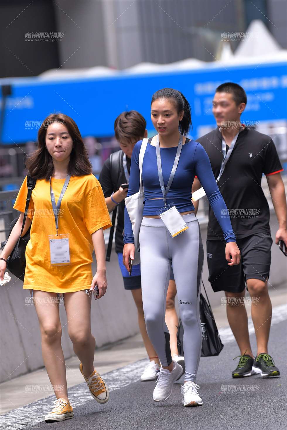 图片[1]-闲逛的紧身美女-街拍流行馆