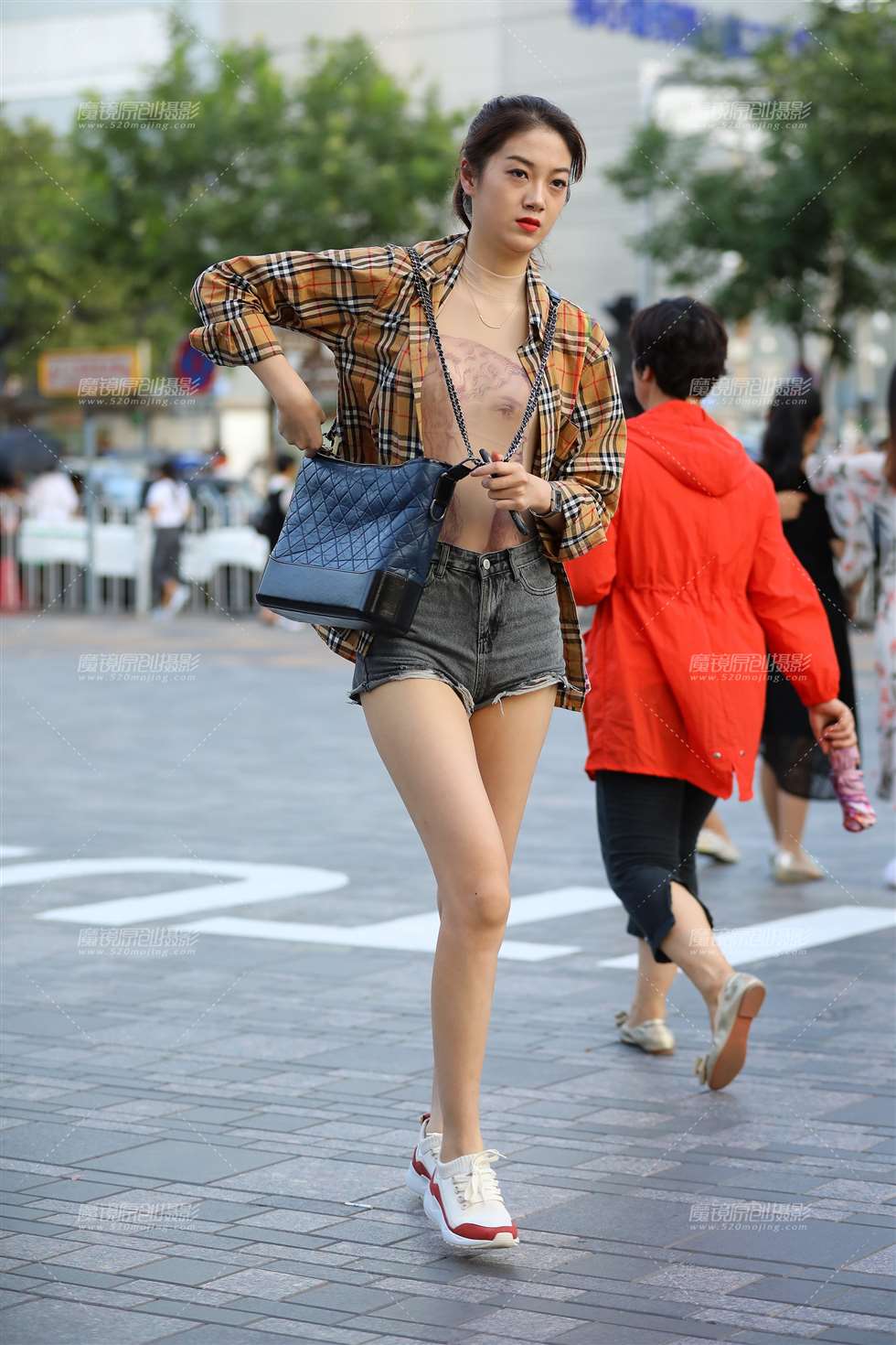 图片[1]-热裤，大长腿美眉-街拍流行馆
