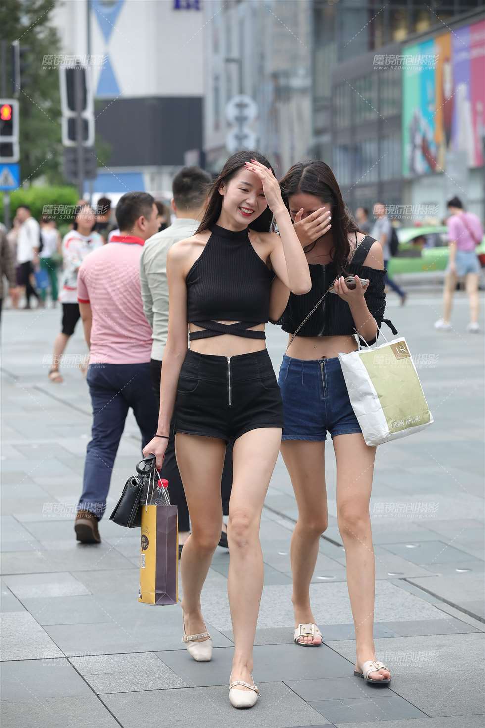 图片[1]-人群中养眼的长腿闺蜜-街拍流行馆