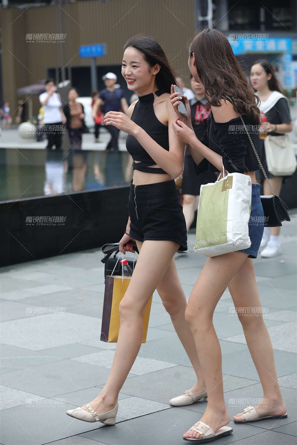 图片[4]-人群中养眼的长腿闺蜜-街拍流行馆
