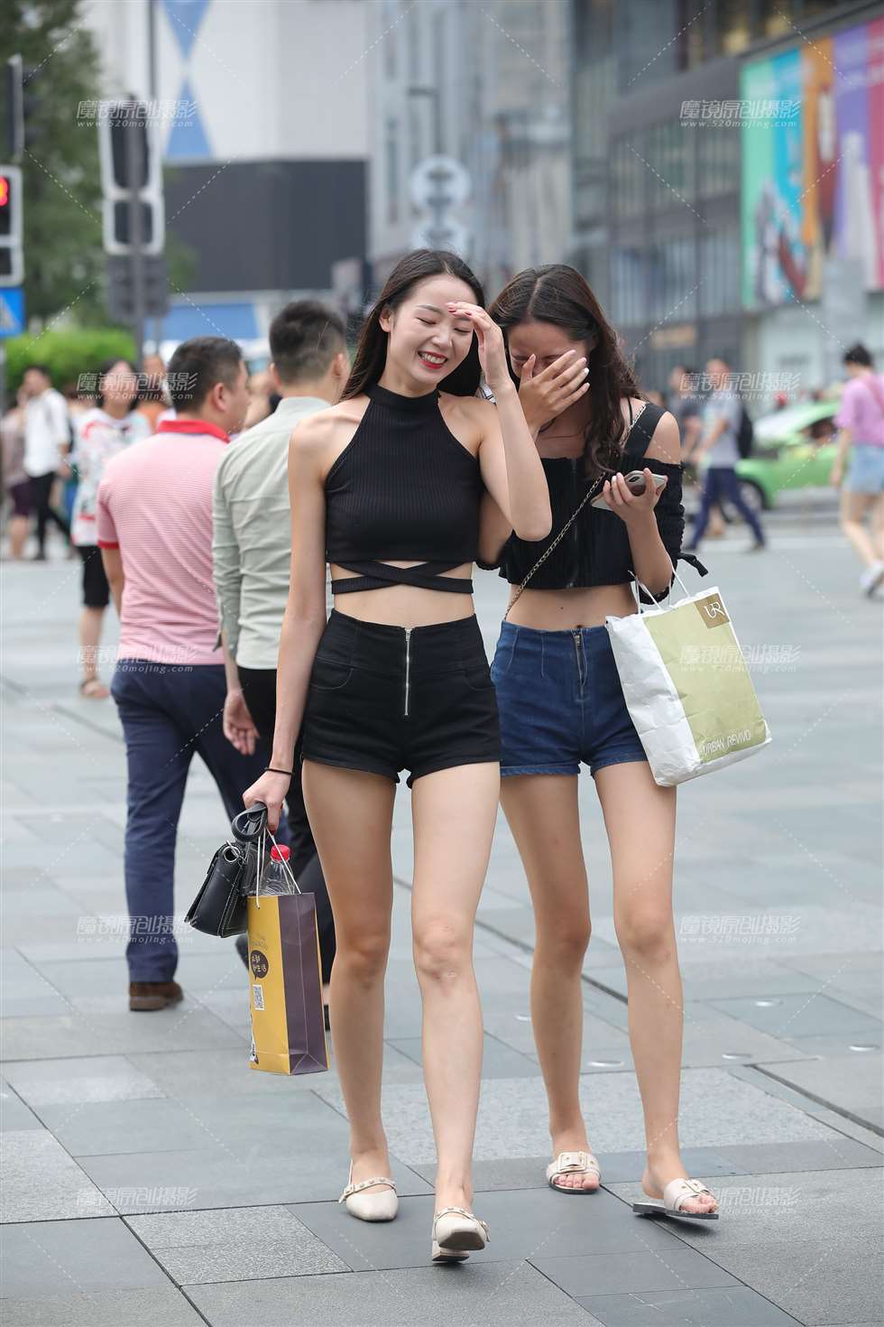 图片[5]-人群中养眼的长腿闺蜜-街拍流行馆