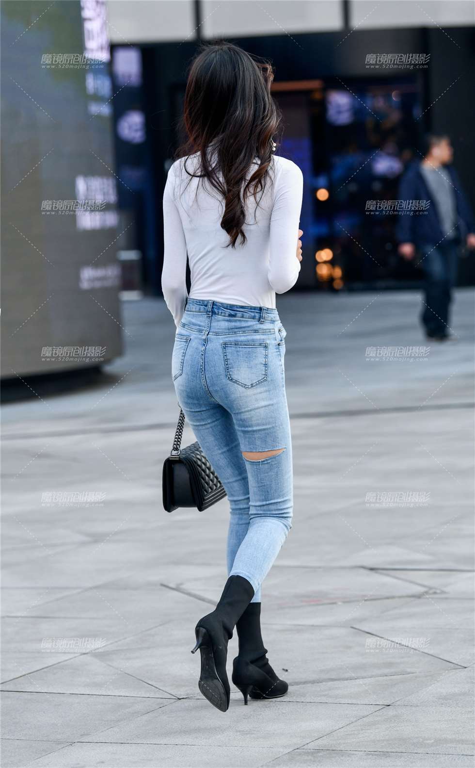 图片[3]-穿牛仔的美女颜值美，身材也超好-街拍流行馆