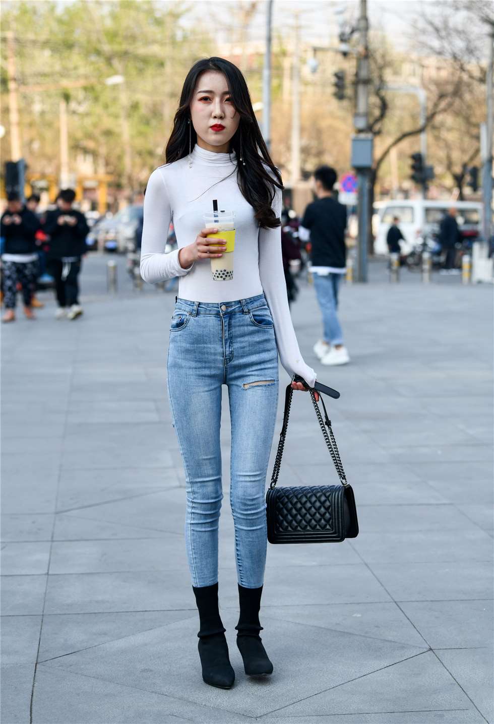 图片[5]-穿牛仔的美女颜值美，身材也超好-街拍流行馆