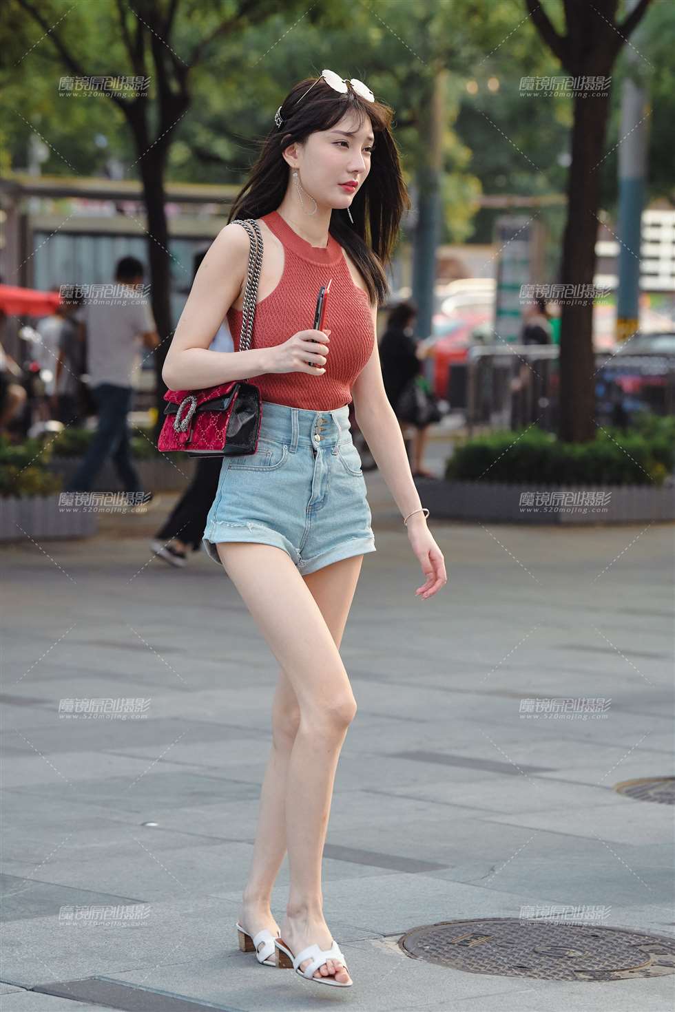 图片[1]-热裤长腿好身材-街拍流行馆