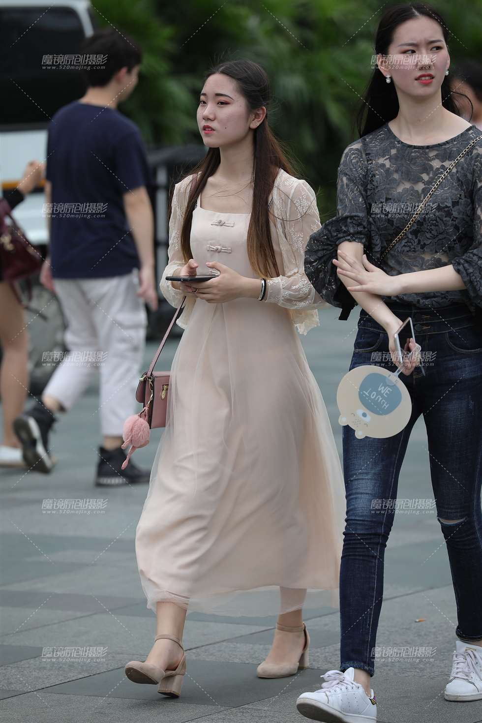 图片[1]-飘逸长裙-街拍流行馆