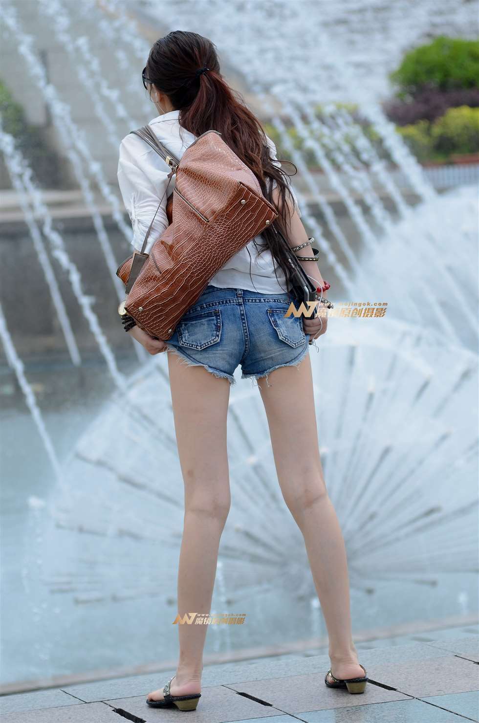 图片[1]-【神摄手】边走边听好惬意-街拍流行馆