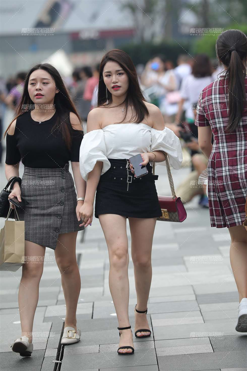 图片[3]-抹胸短裙小美眉-街拍流行馆