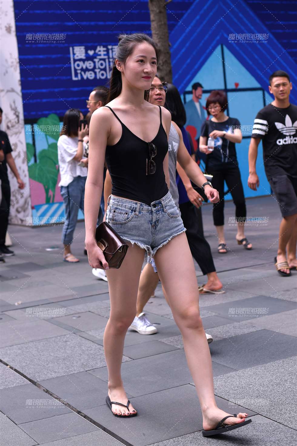 图片[1]-拖鞋穿的都这么有气势-街拍流行馆