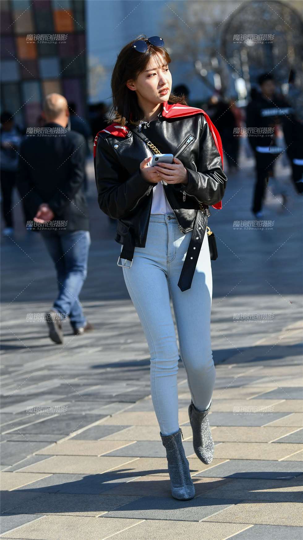 图片[1]-白色牛仔包美臀性感美女-街拍流行馆