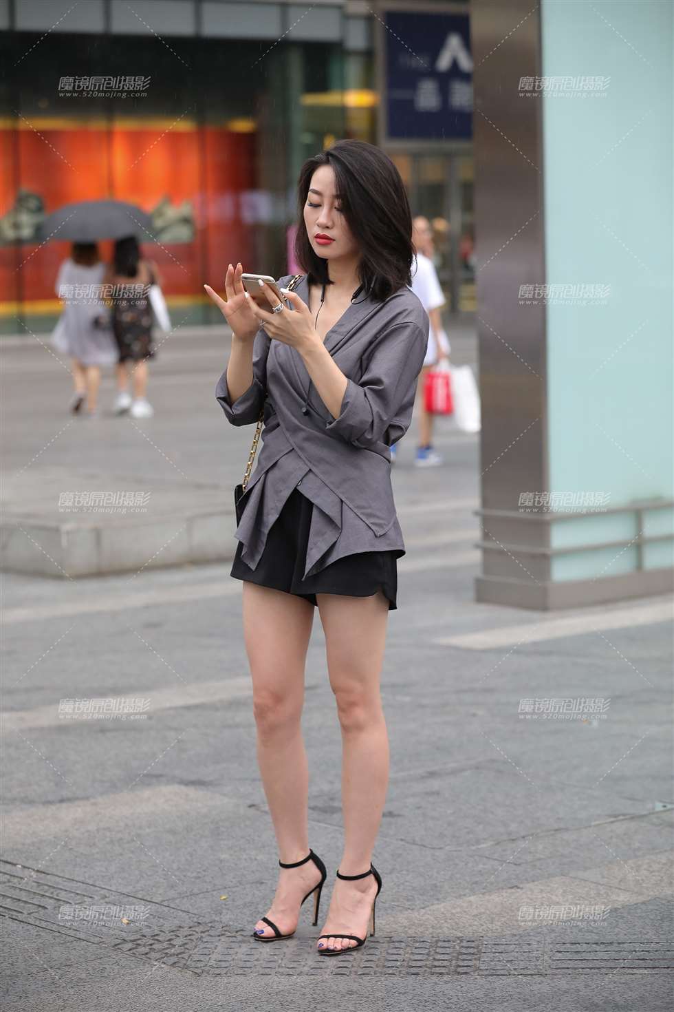 图片[1]-雨中的等候-街拍流行馆