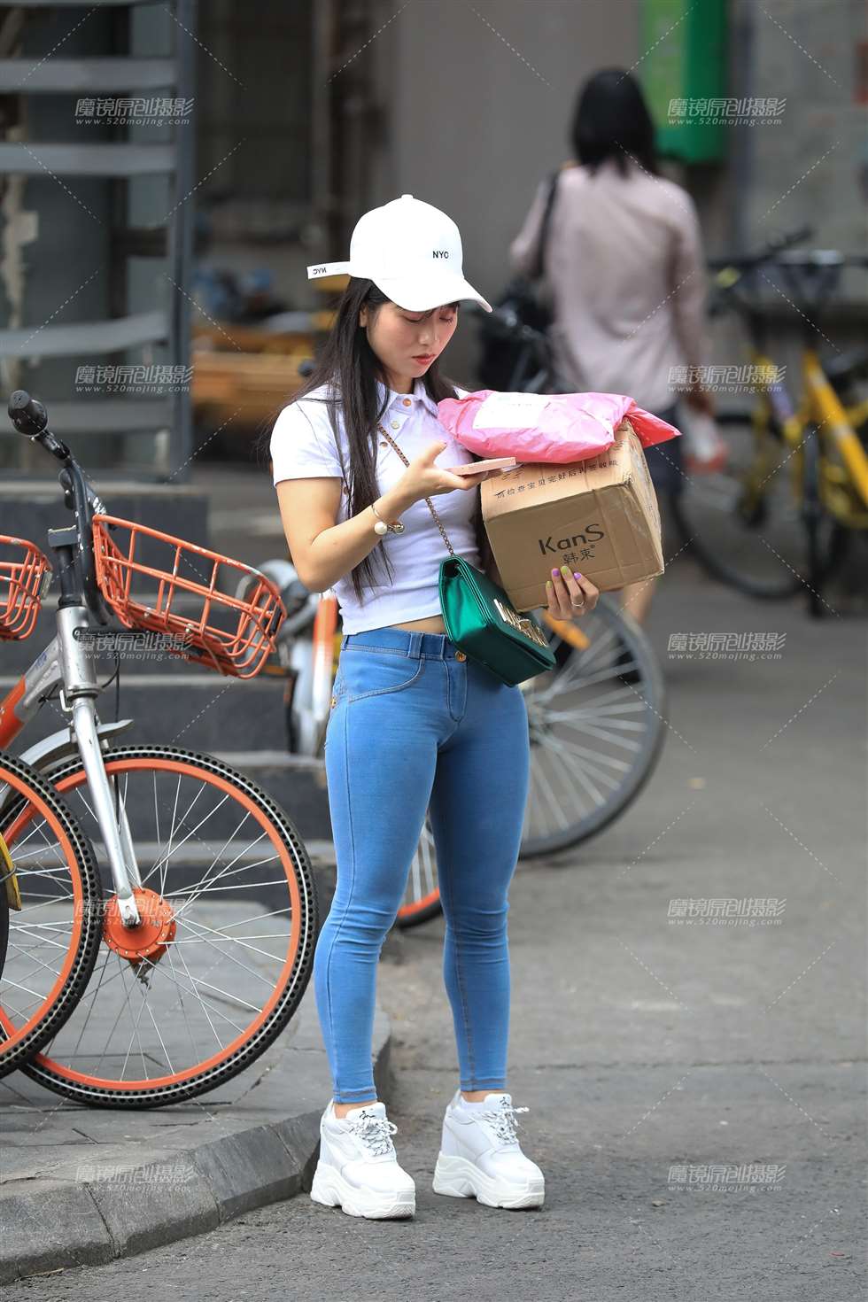 图片[1]-美臀裤小妹-街拍流行馆
