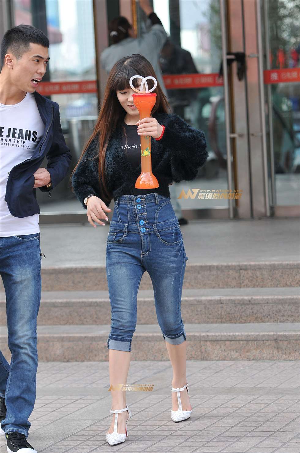 图片[1]-高腰牛仔 长发妹子-街拍流行馆
