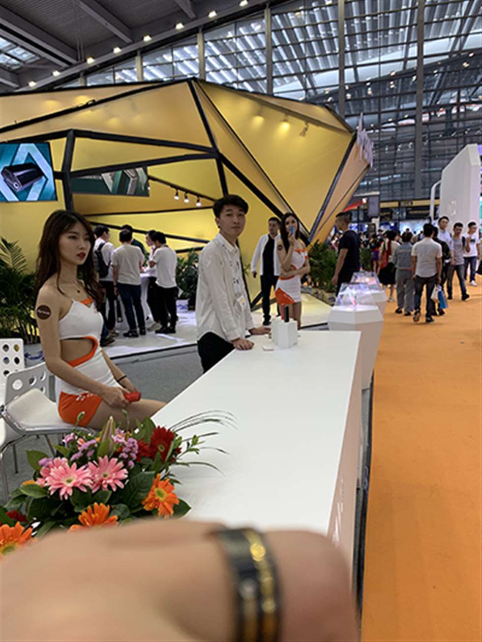 图片[3]-2019深圳电子烟首发-超短 薄 包臀裙-街拍流行馆