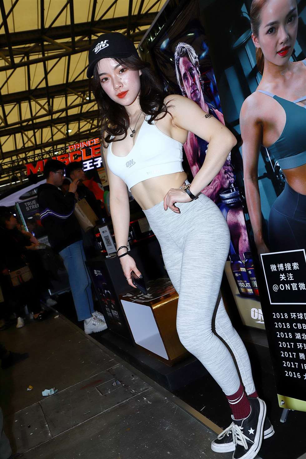 图片[1]-【Mark赛帖】白色抹胸小背心灰色紧身运动裤美女-街拍流行馆