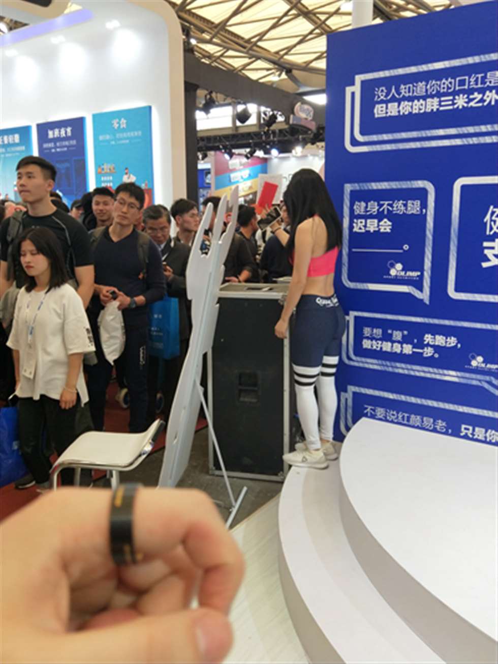 图片[3]-【欧阳幽明赛帖】忙碌中的紧身裤美女-街拍流行馆