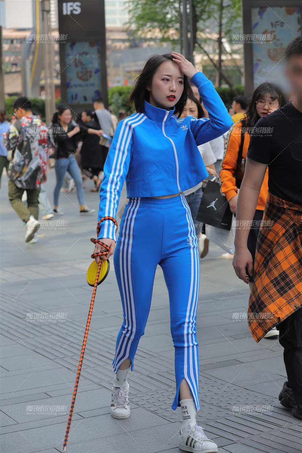 图片[1]-【凯恩赛贴】遛狗的漂亮美眉-街拍流行馆