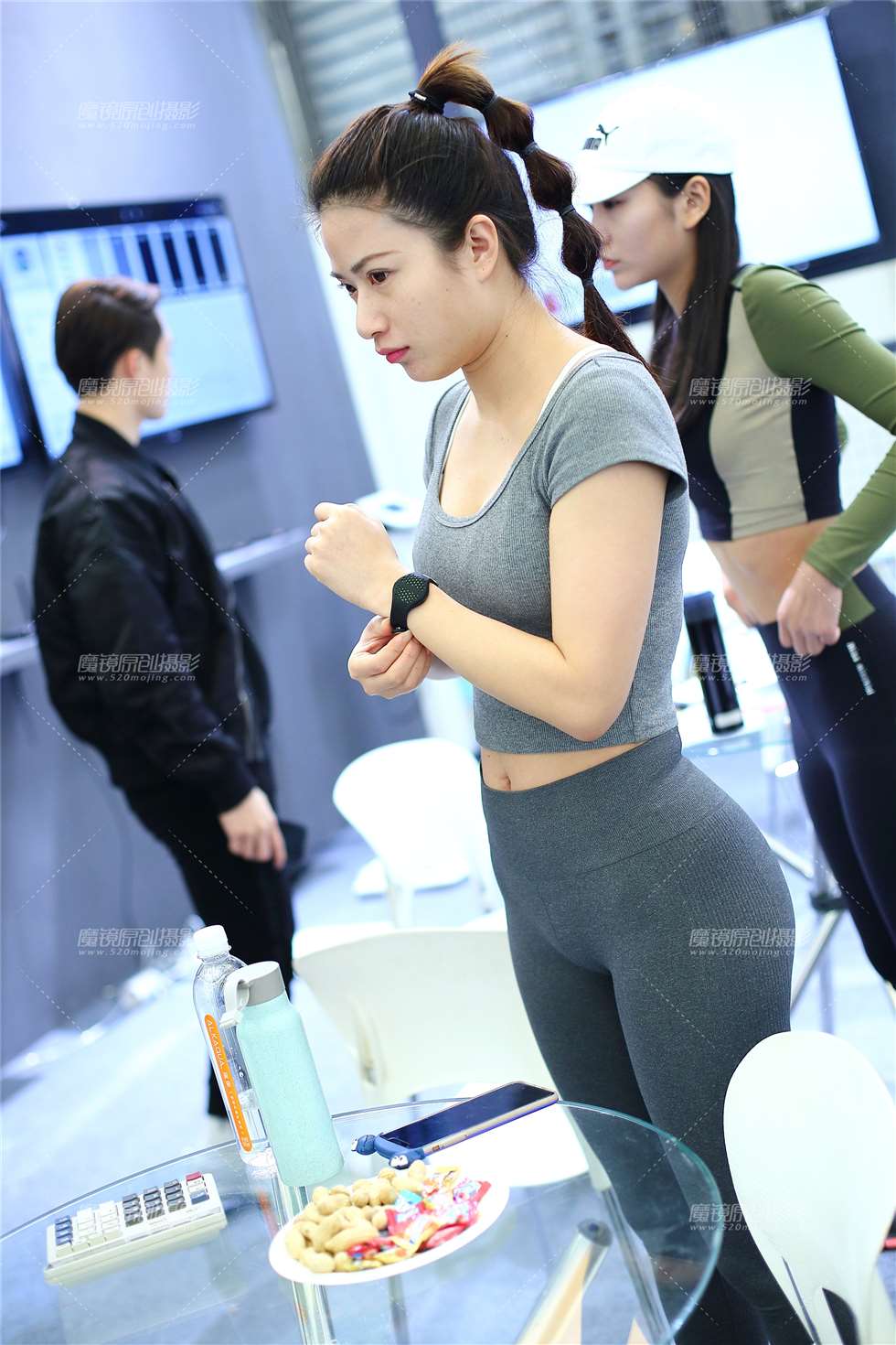 图片[1]-【Mark赛帖】灰色紧身运动裤麻花辫美女-街拍流行馆