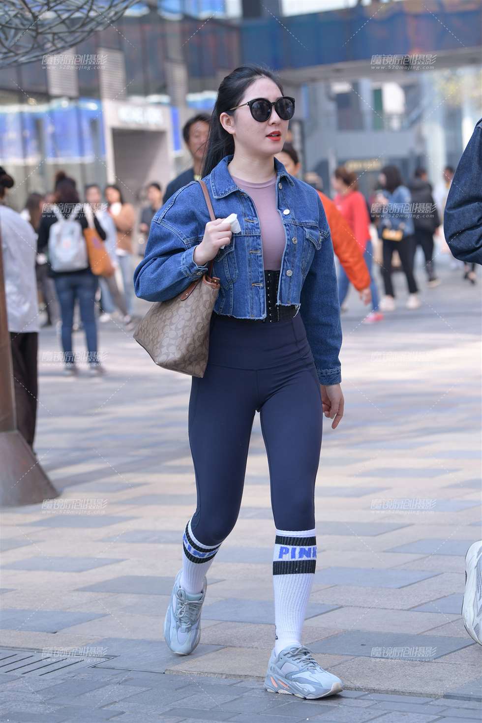 图片[1]-【街拍之魂赛帖】紫色超紧小姐姐-街拍流行馆