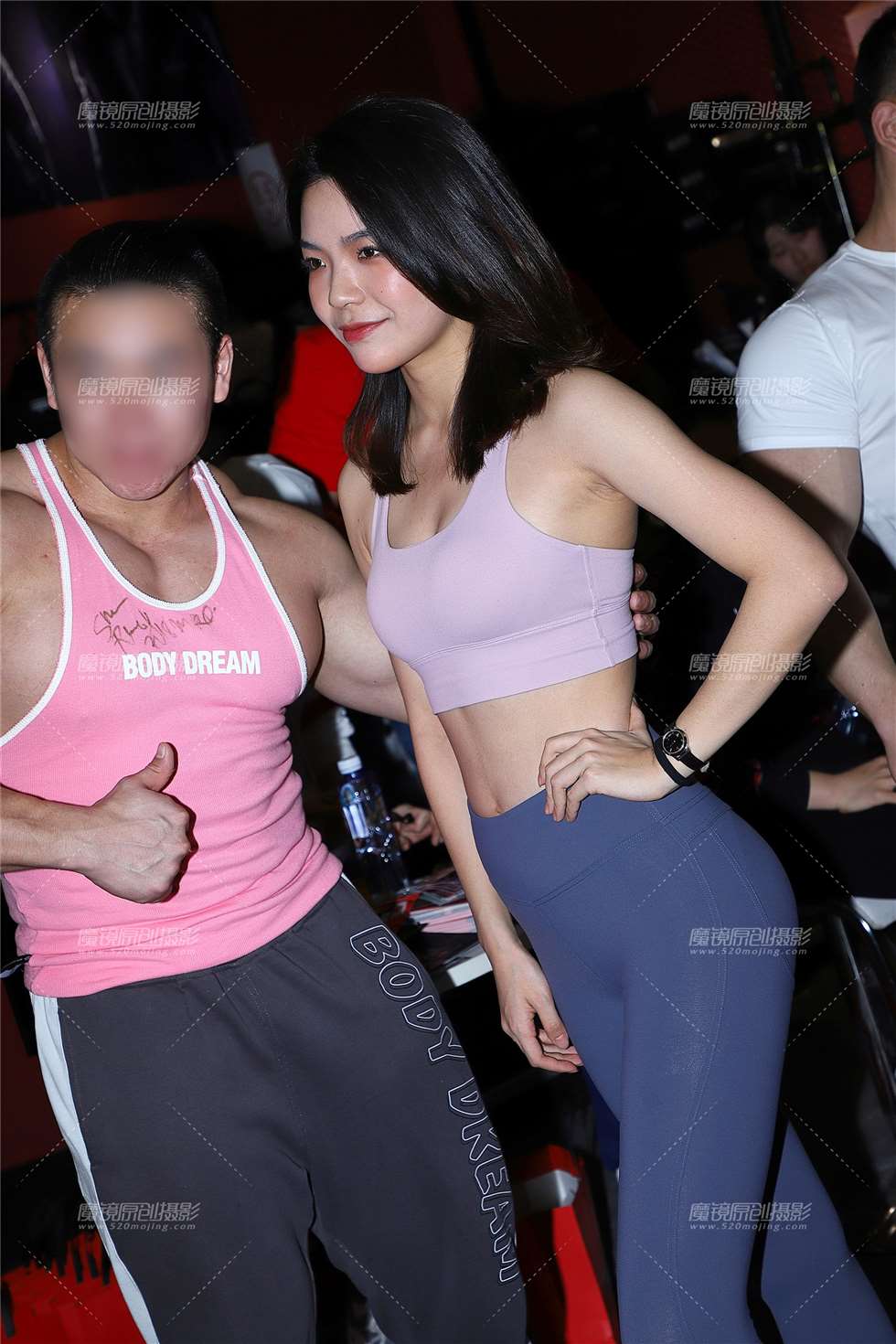 图片[1]-【Mark赛帖】可爱的深色紧身裤美女-街拍流行馆