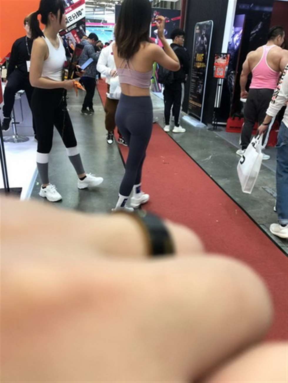图片[3]-【Mark赛帖】可爱的深色紧身裤美女-街拍流行馆