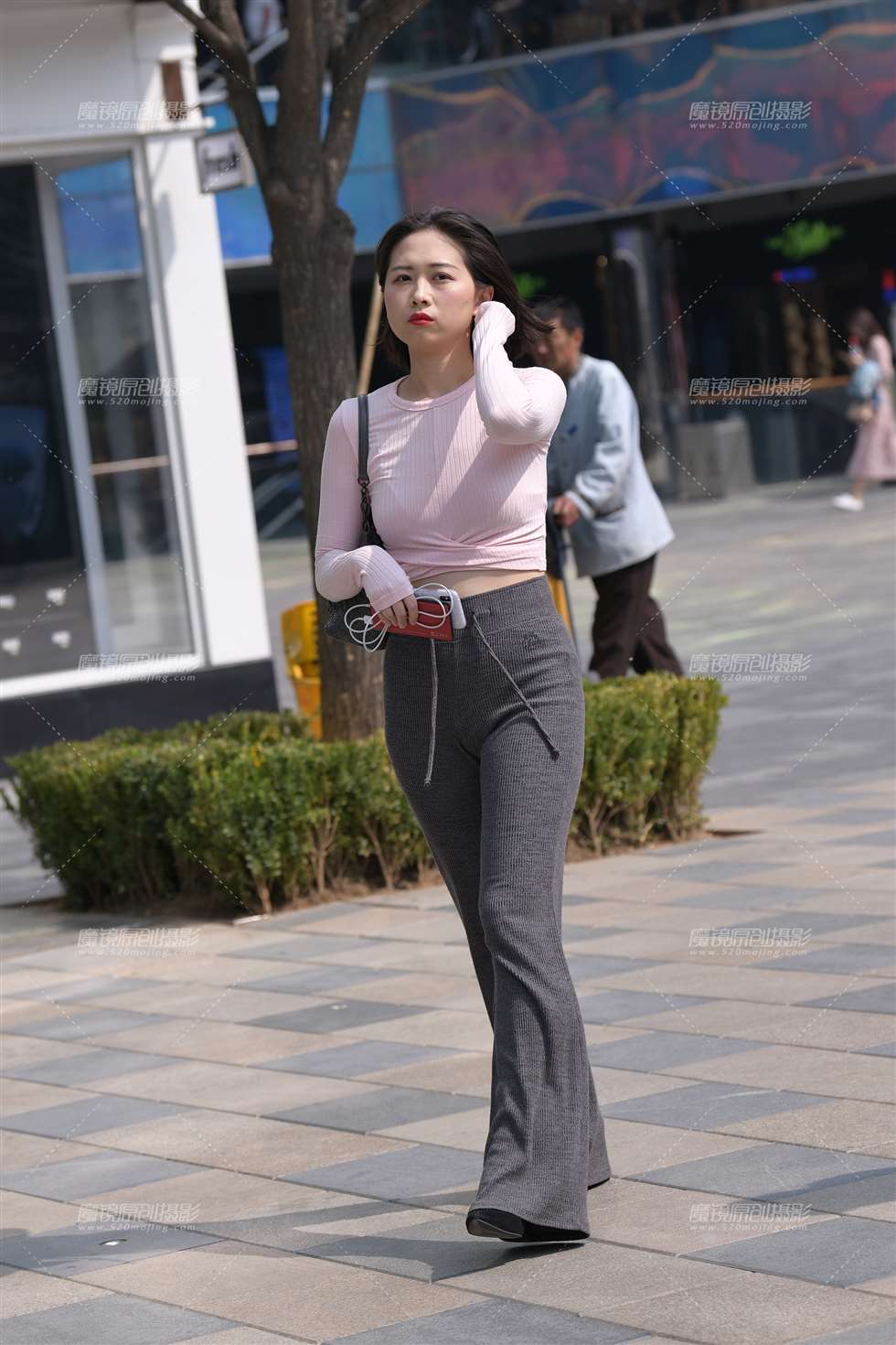 图片[1]-【街拍之魂赛帖】宽臀阔腿裤小**-街拍流行馆