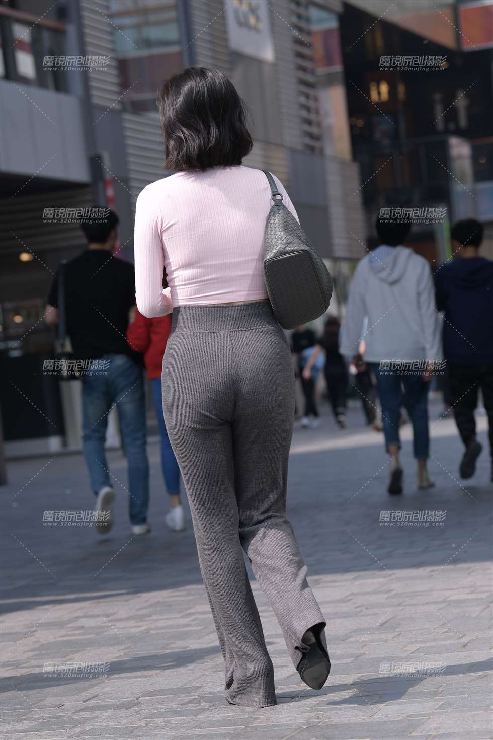 图片[2]-【街拍之魂赛帖】宽臀阔腿裤小**-街拍流行馆