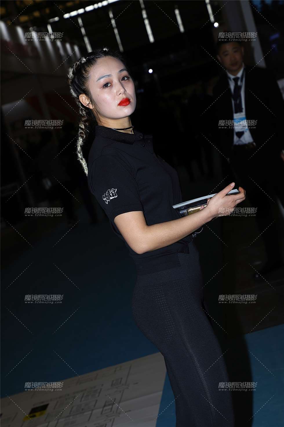 图片[1]-【Mark赛帖】发传单的麻花辫紧身裤美女-街拍流行馆