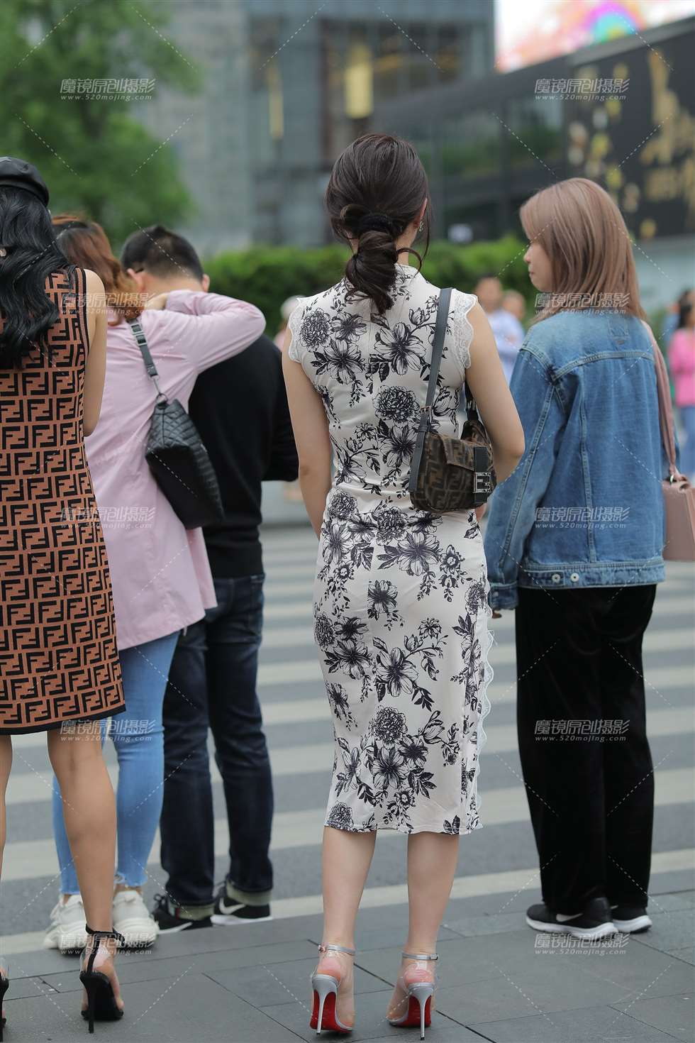 图片[2]-【凯恩赛贴】这么美的长裙 身材没话说-街拍流行馆