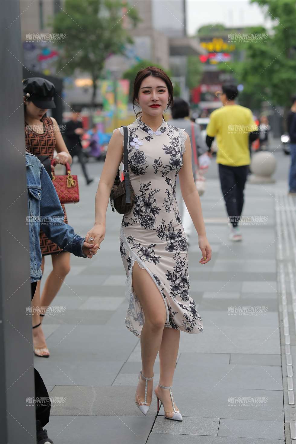 图片[4]-【凯恩赛贴】这么美的长裙 身材没话说-街拍流行馆