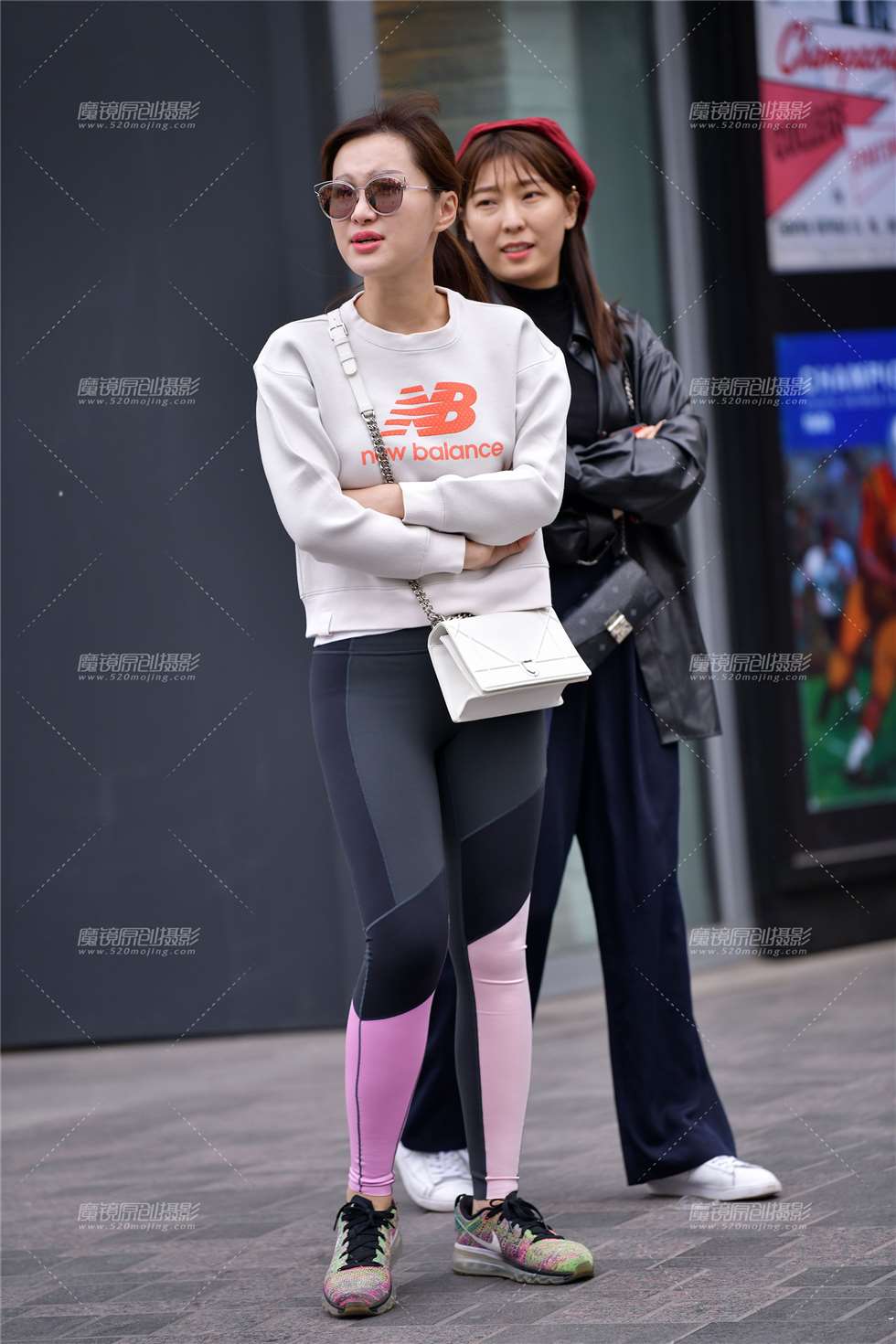 图片[1]-闺蜜同行穿健美裤的姑娘身材真好-街拍流行馆