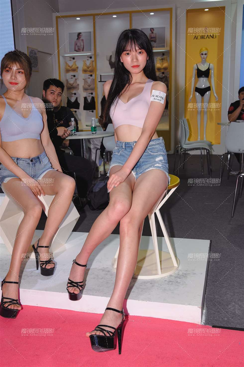 图片[2]-【久久赛帖】2019深圳内衣展热裤美女-街拍流行馆