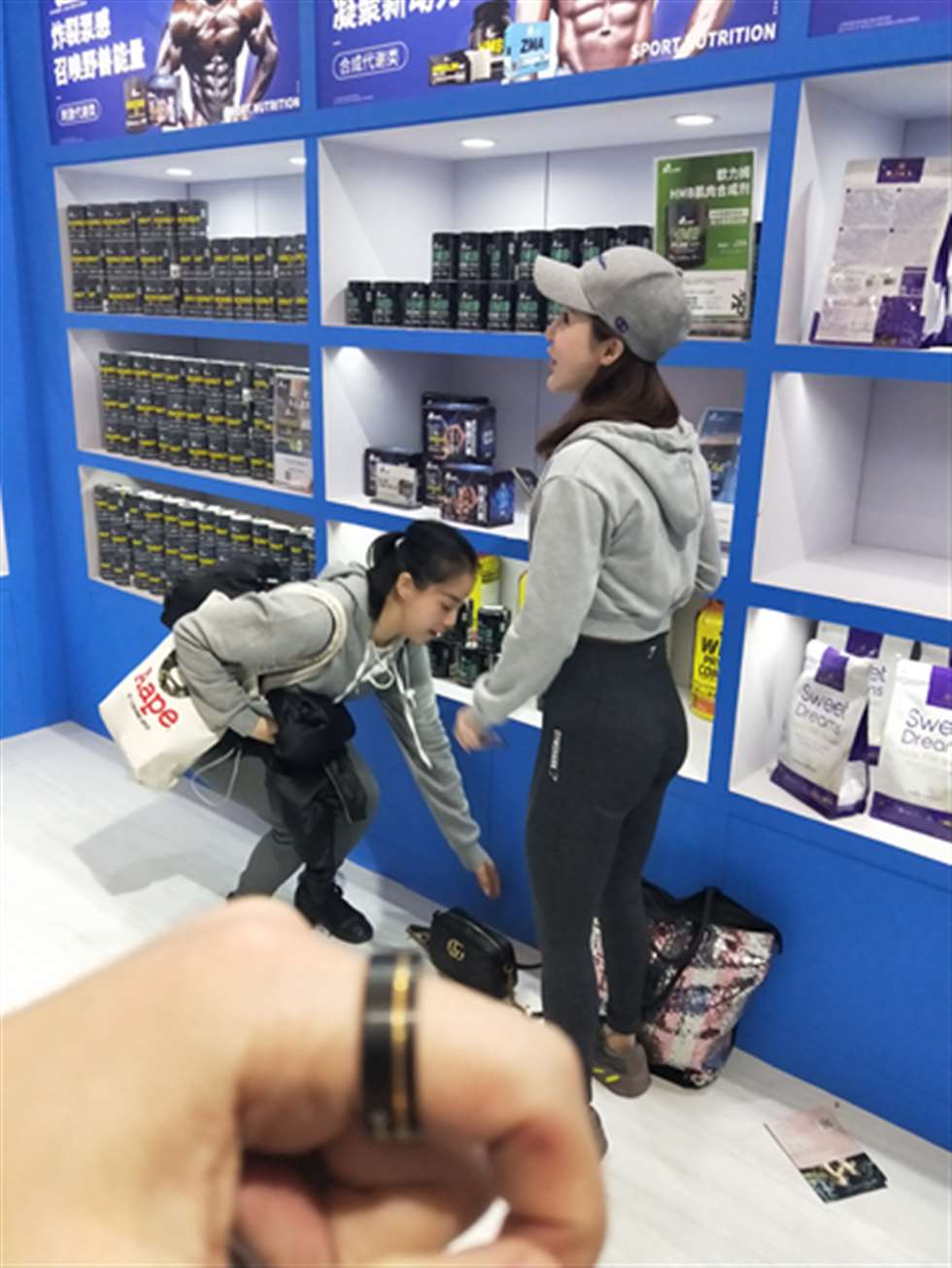 图片[3]-【欧阳幽明赛帖】爱拍照的紧身裤美女-街拍流行馆