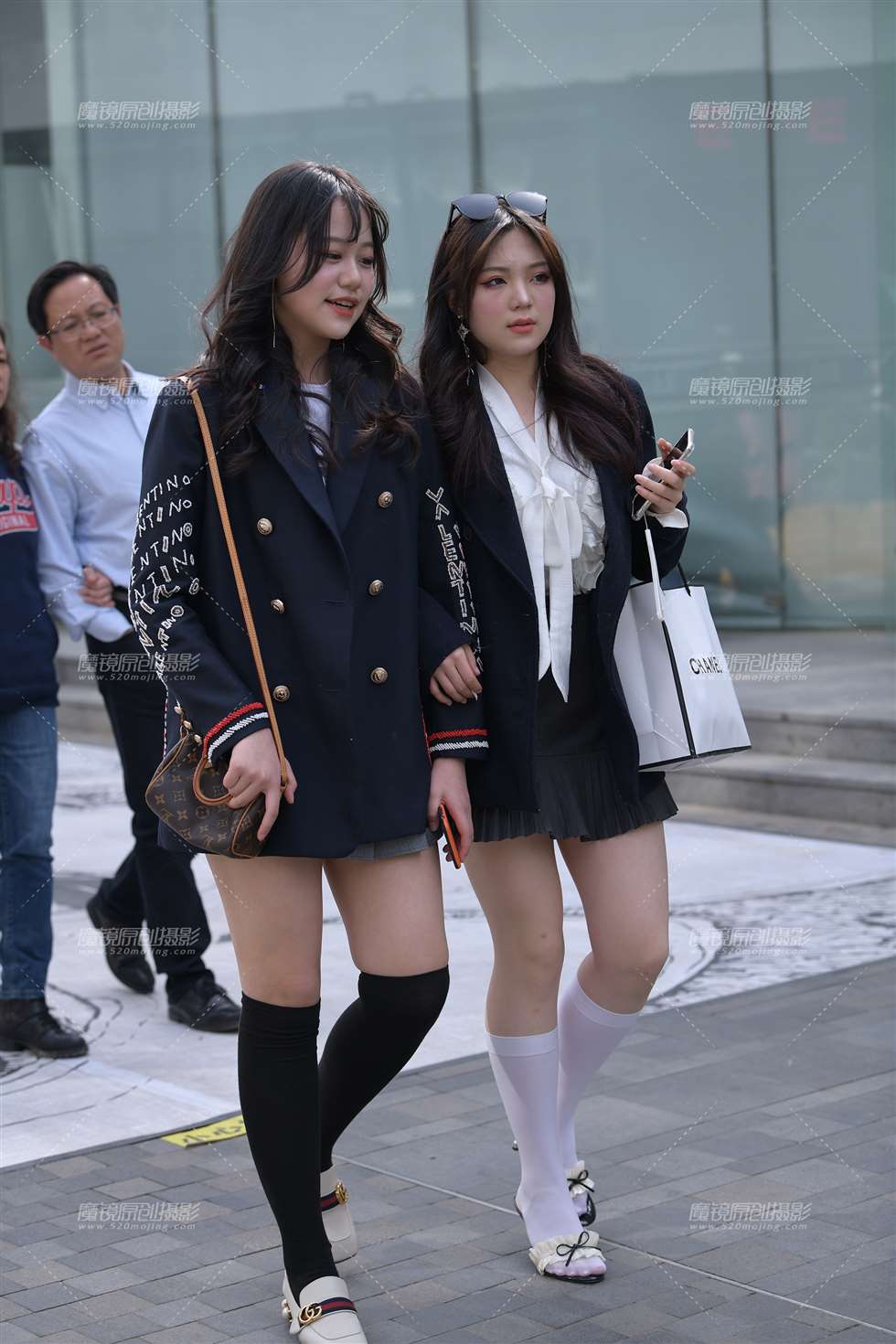 图片[1]-【街拍之魂赛帖】两个制服小姐姐-街拍流行馆