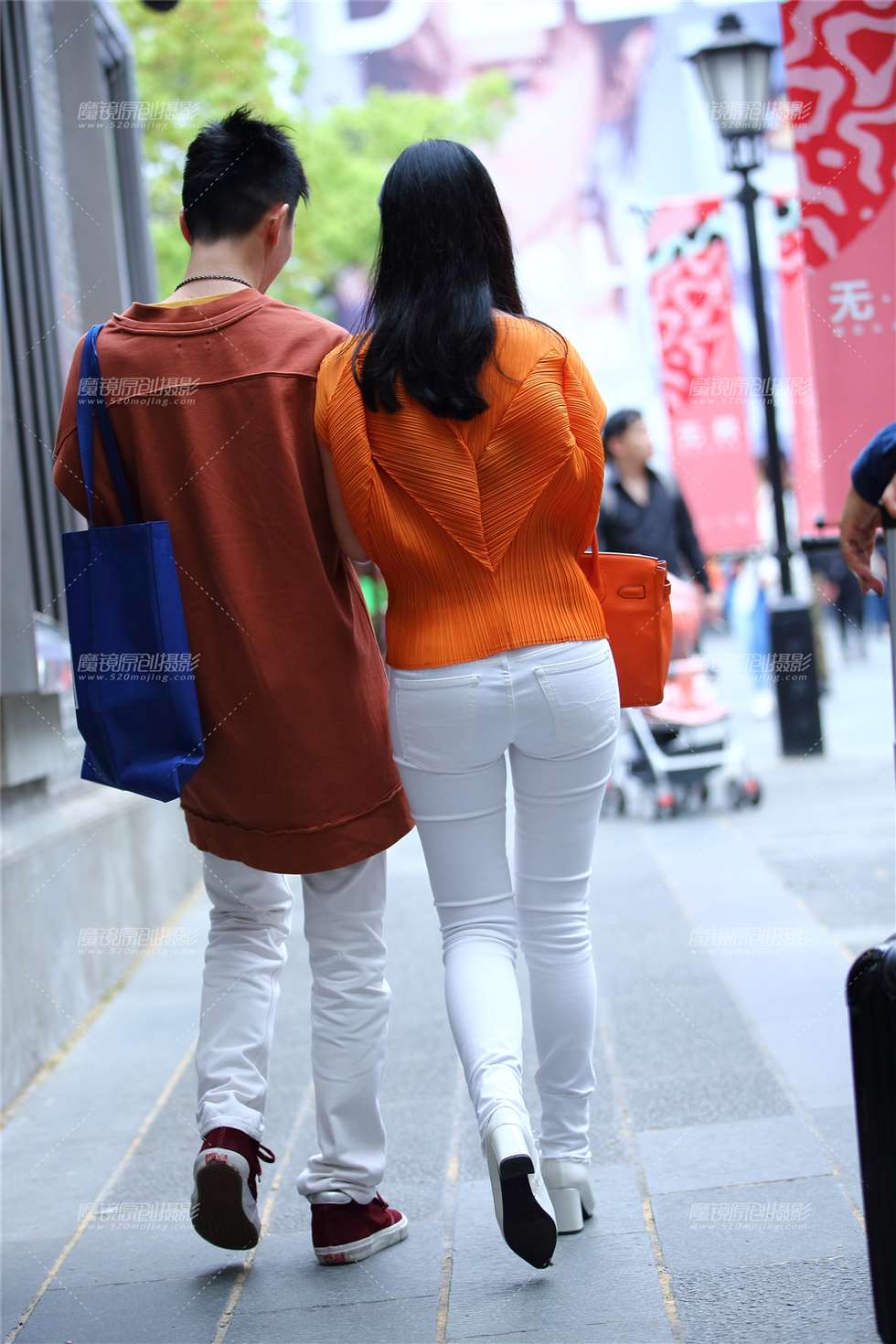 图片[2]-【Mark赛帖】橘色上衣白色紧身休闲裤美女-街拍流行馆