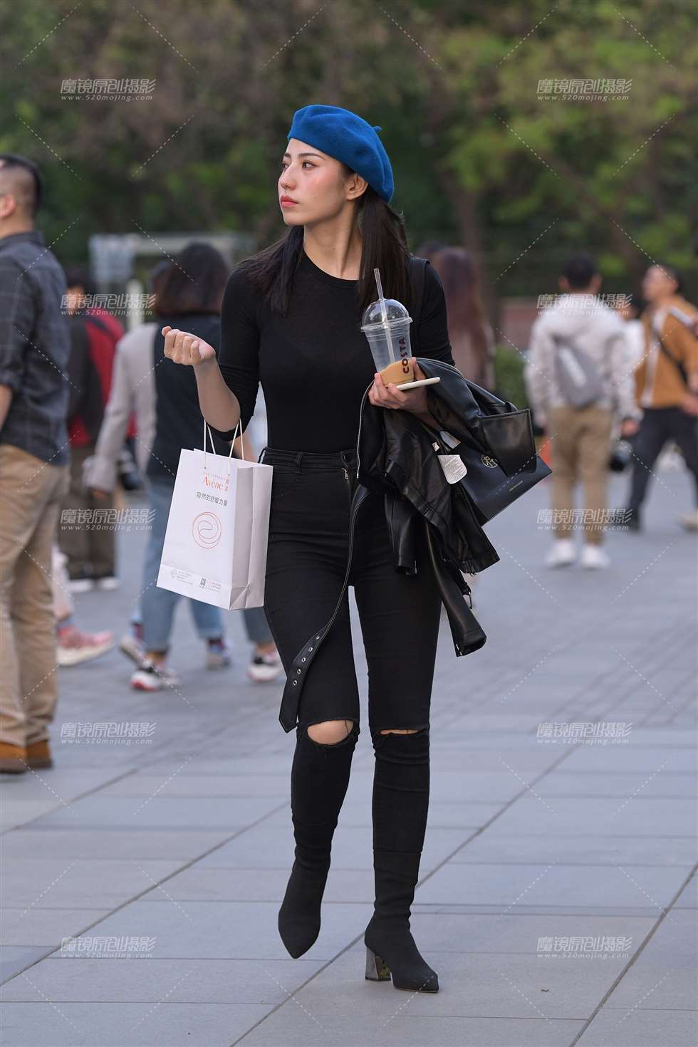 图片[1]-【街拍之魂赛帖】徘徊的黑色紧牛-街拍流行馆