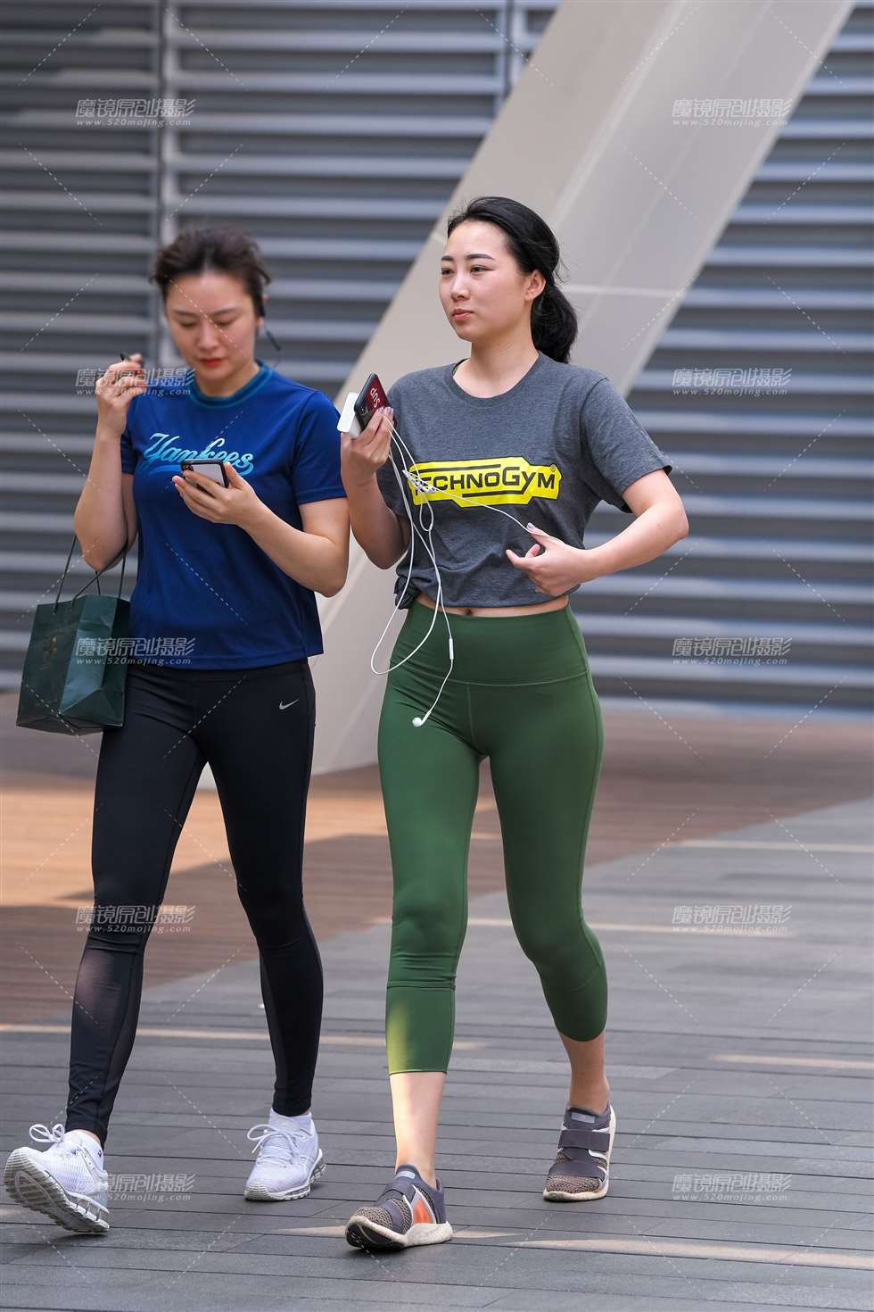图片[1]-【久久赛帖】绿色瑜伽裤美臀-街拍流行馆