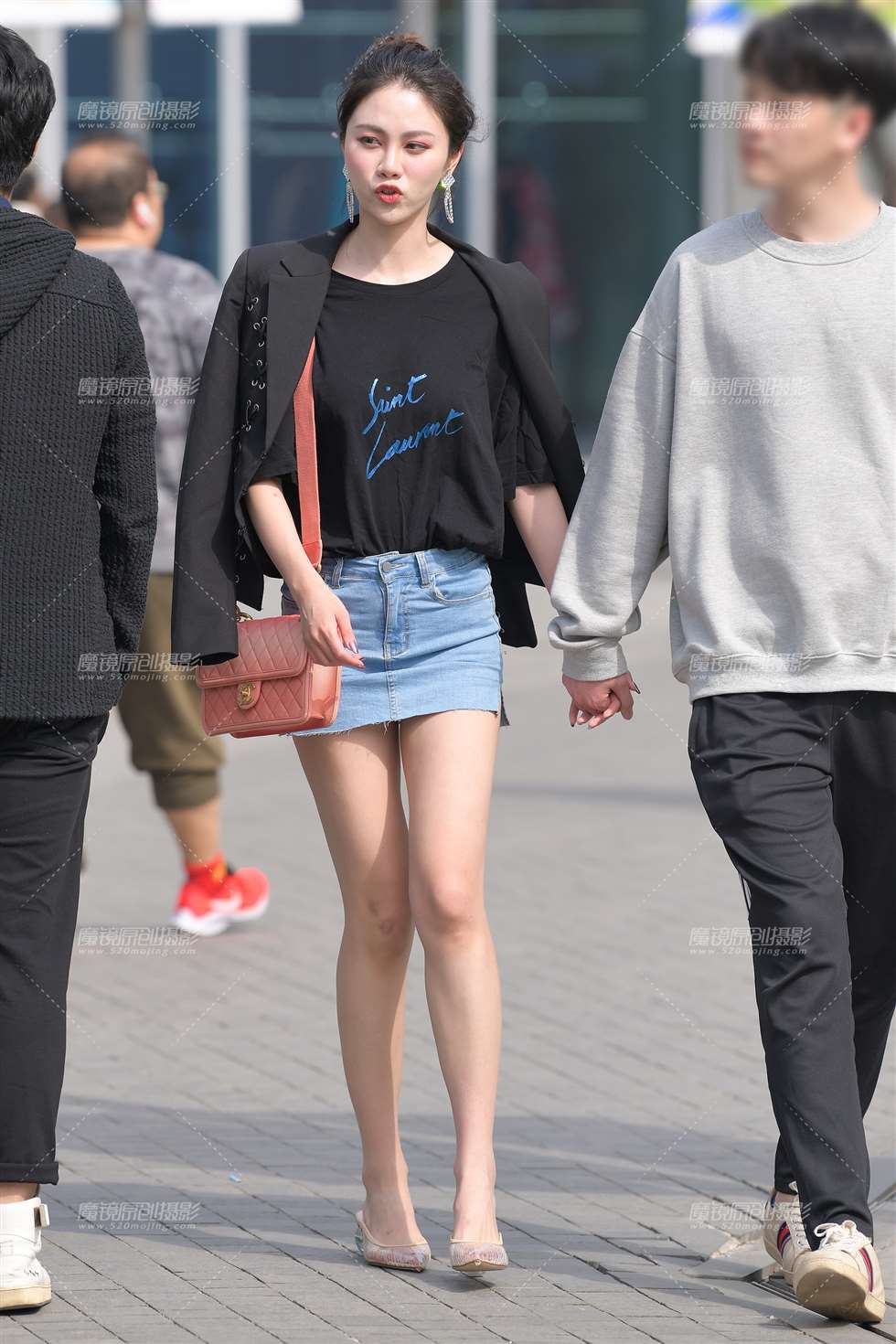 图片[1]-【红石赛帖】性感牛仔短裙长腿美女-街拍流行馆