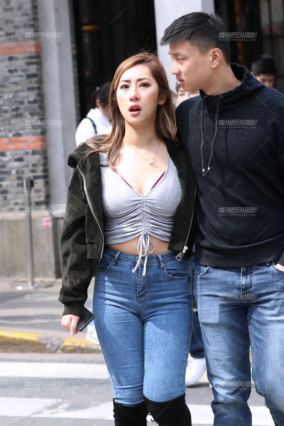 图片[1]-【欧阳幽明赛帖】吃下午茶的翘臀紧身牛仔裤美女-街拍流行馆
