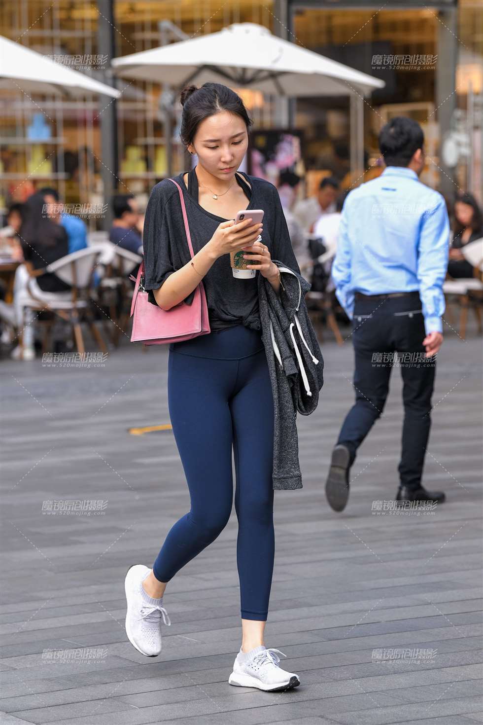 图片[1]-【久久赛帖】蓝色瑜伽裤美眉-街拍流行馆