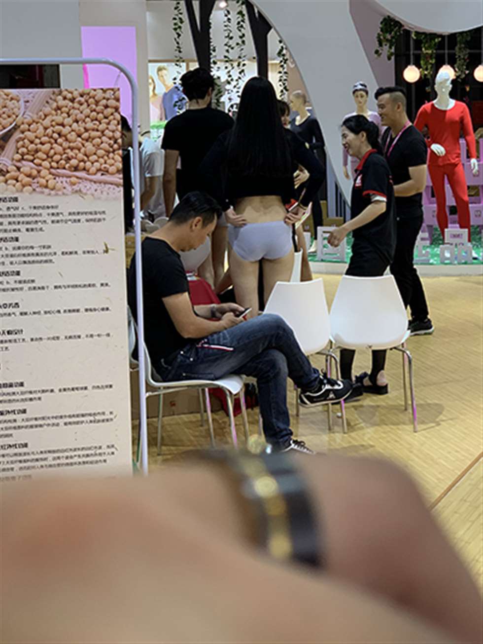 图片[3]-【视觉冲击赛贴】这个展台，就她最受欢迎-街拍流行馆