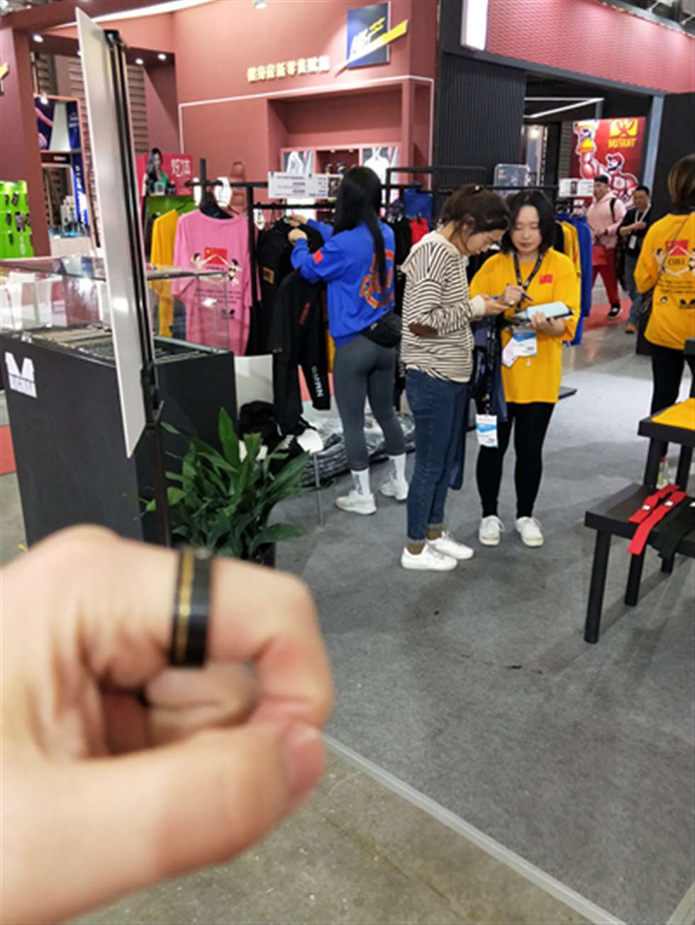 图片[3]-【欧阳幽明赛帖】忙碌中的紧身裤长腿美女-街拍流行馆