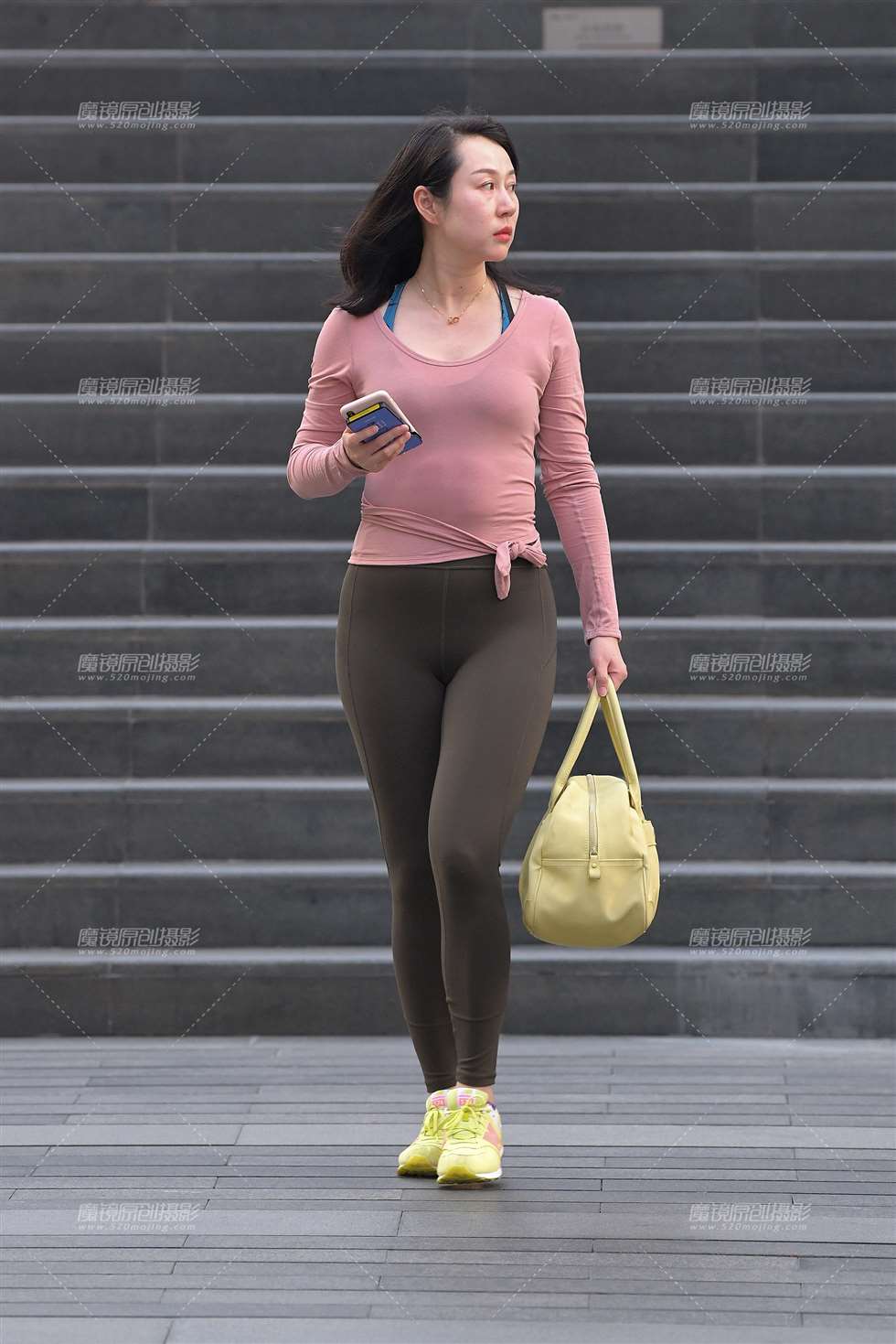图片[1]-【视觉冲击赛贴】墨绿色健美裤-街拍流行馆
