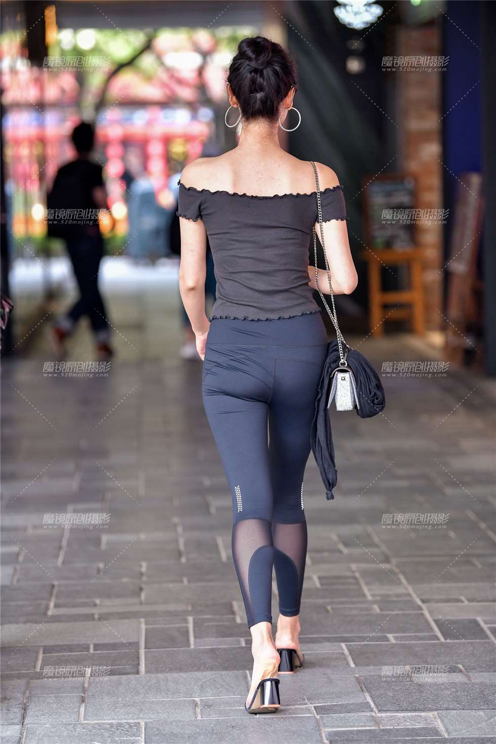 图片[2]-性感一字肩健美紧身裤美女-街拍流行馆