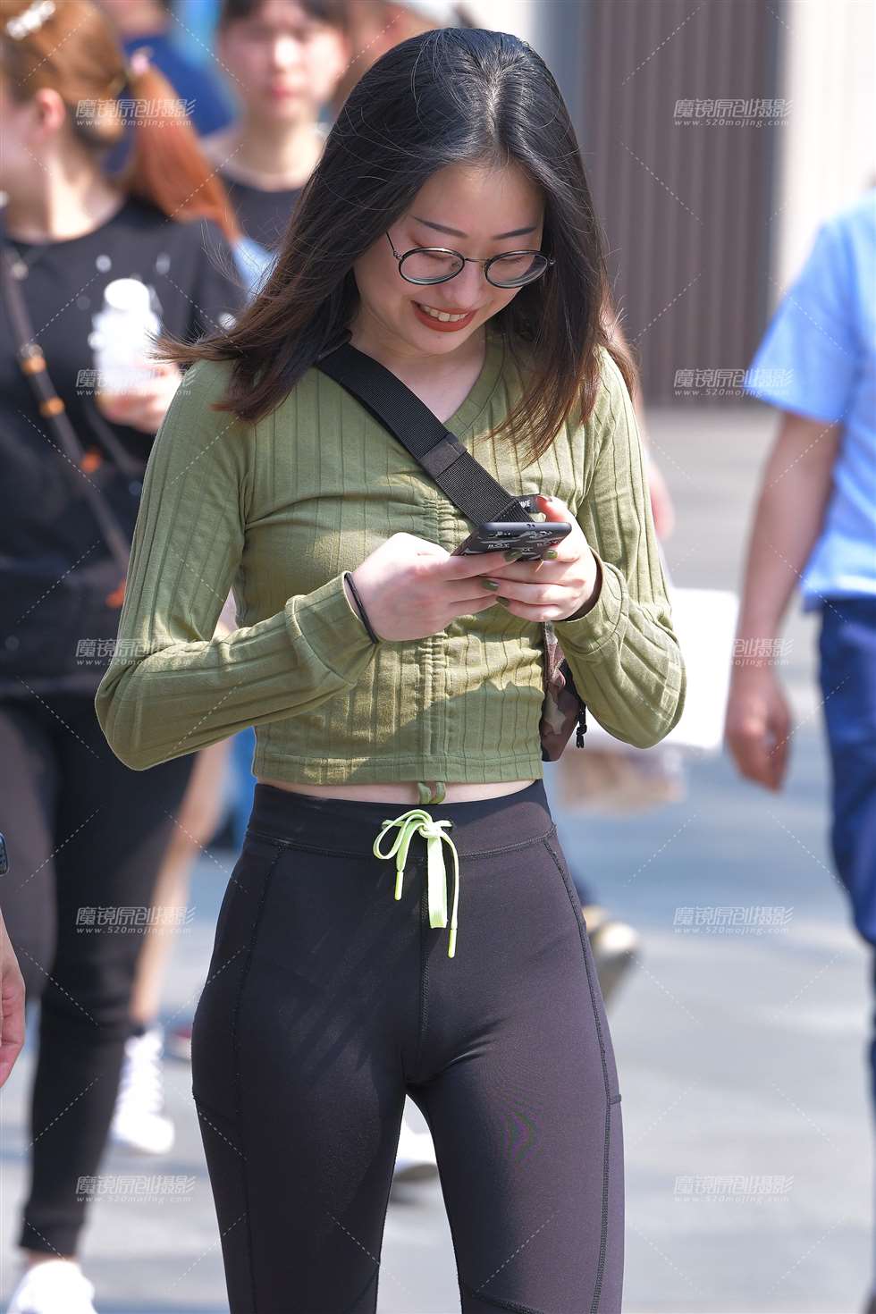 图片[1]-【视觉冲击赛贴】紧身裤的女友-街拍流行馆