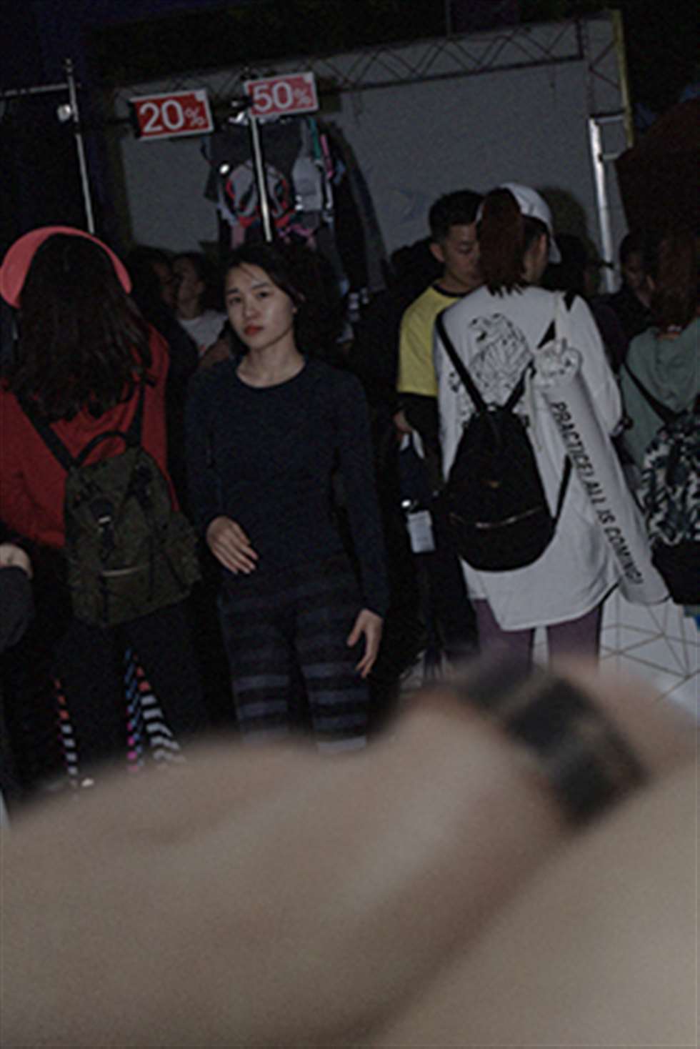 图片[3]-【咔喳赛帖】逛夜市-街拍流行馆