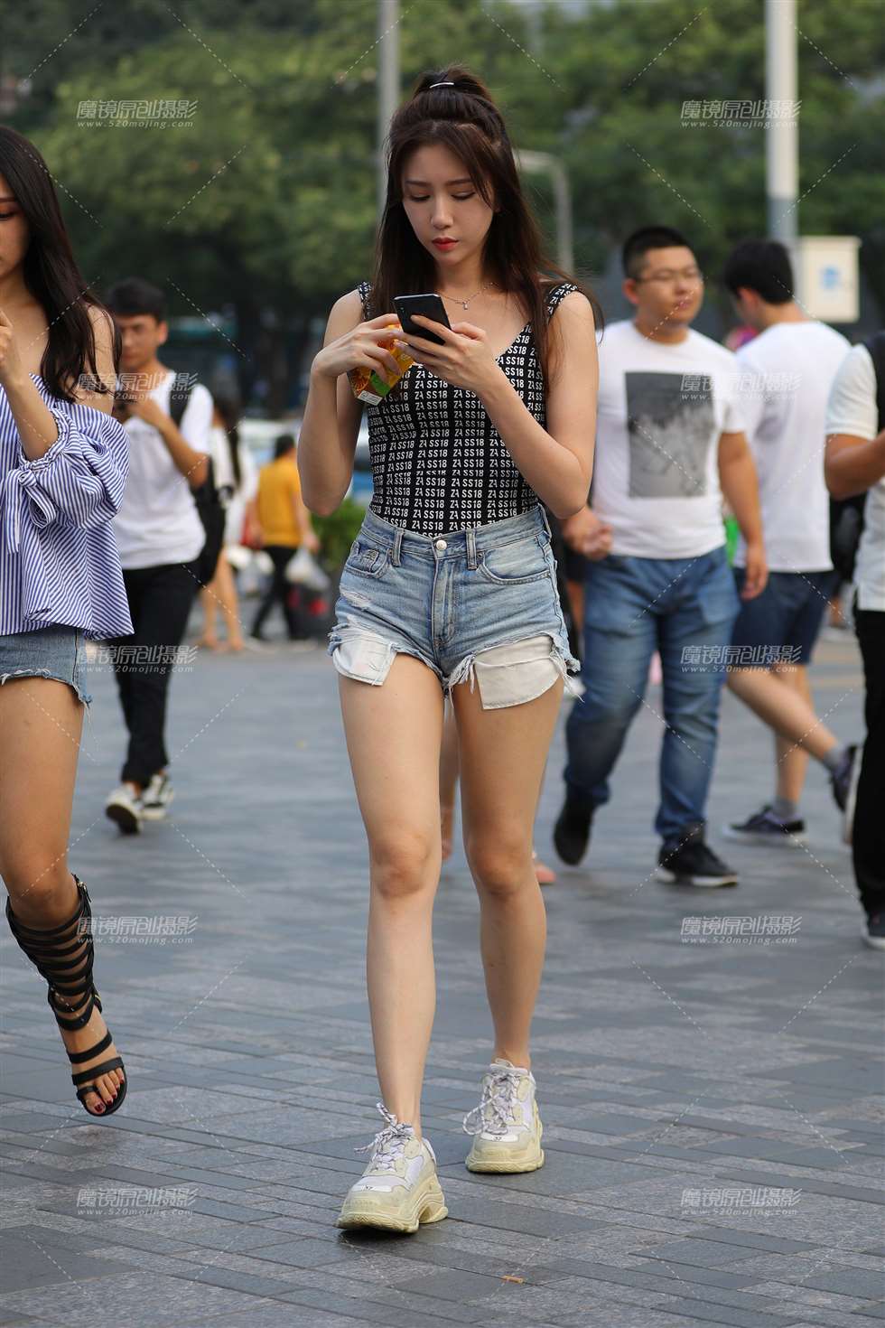 图片[4]-【视觉冲击赛贴】喝果汁的热裤大长腿-街拍流行馆