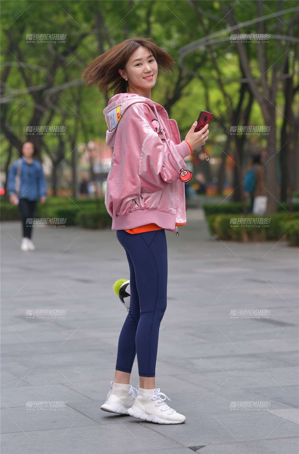 图片[1]-穿蓝色健美裤的姑娘身材性感迷人-街拍流行馆
