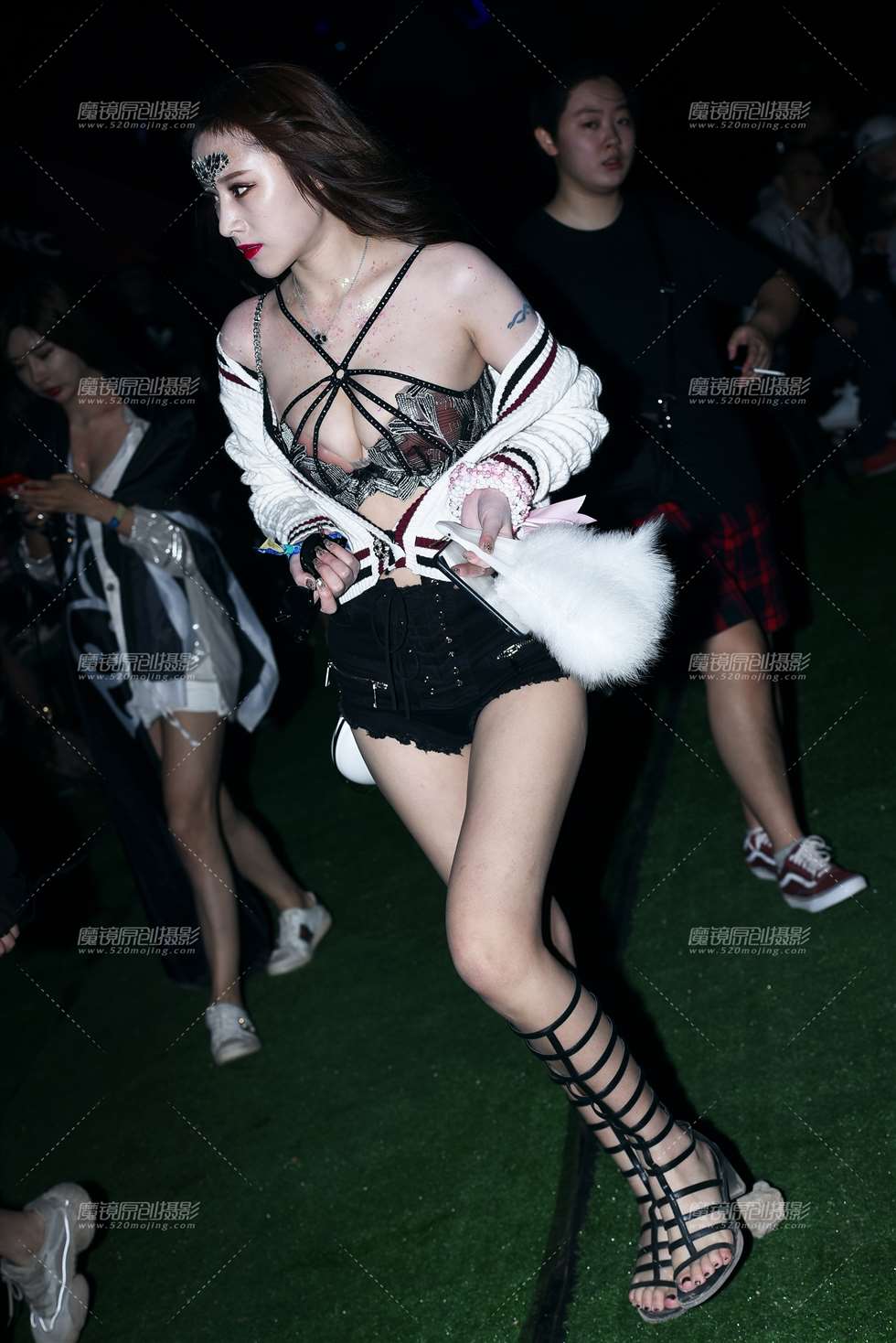 图片[1]-【咔喳赛帖】装扮超靓-街拍流行馆