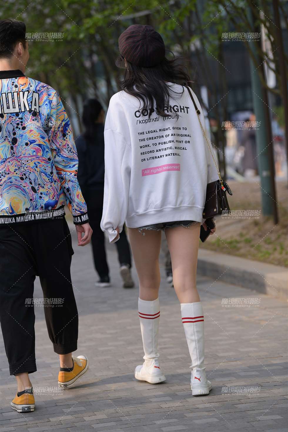 图片[2]-【街拍之魂赛帖】热裤丝袜长腿妹儿-街拍流行馆