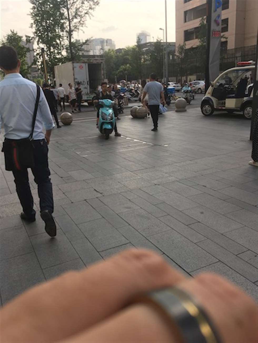 图片[3]-【久久赛帖】白色紧身拉链热裤-街拍流行馆